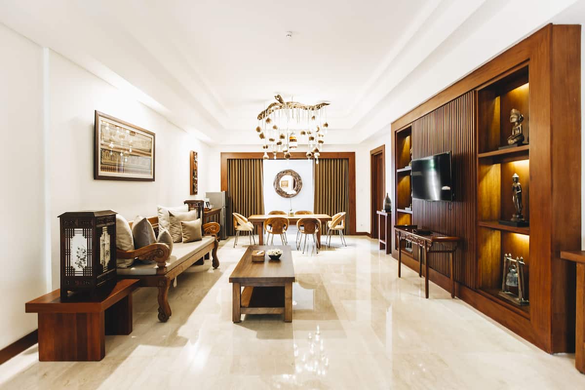 The Awarta Presidential Suite | Salle de séjour | Télévision LED de 50 pouces avec chaînes par câble, télévision