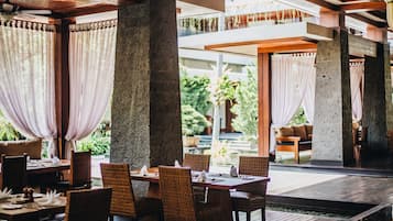 2 restaurants, breakfast, lunch, dinner served; Chinese cuisine