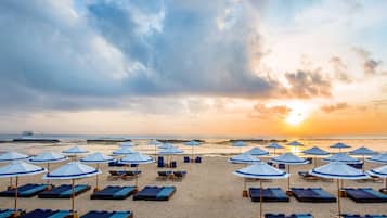 Playa en los alrededores y playa de arena blanca