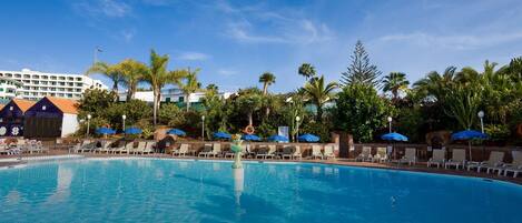 Alberca al aire libre por temporada y sombrillas en la alberca