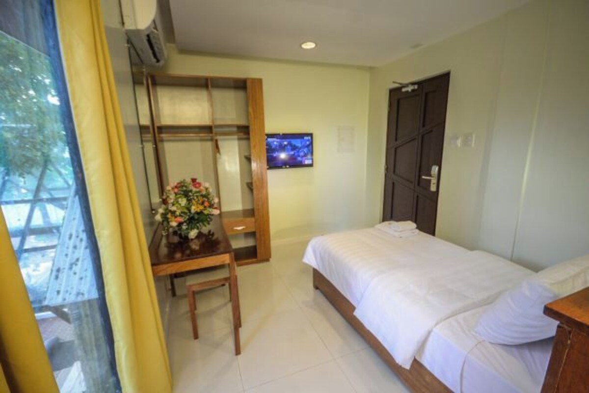 Iron/ironing board (on request), rollaway beds (surcharge), WiFi (free)