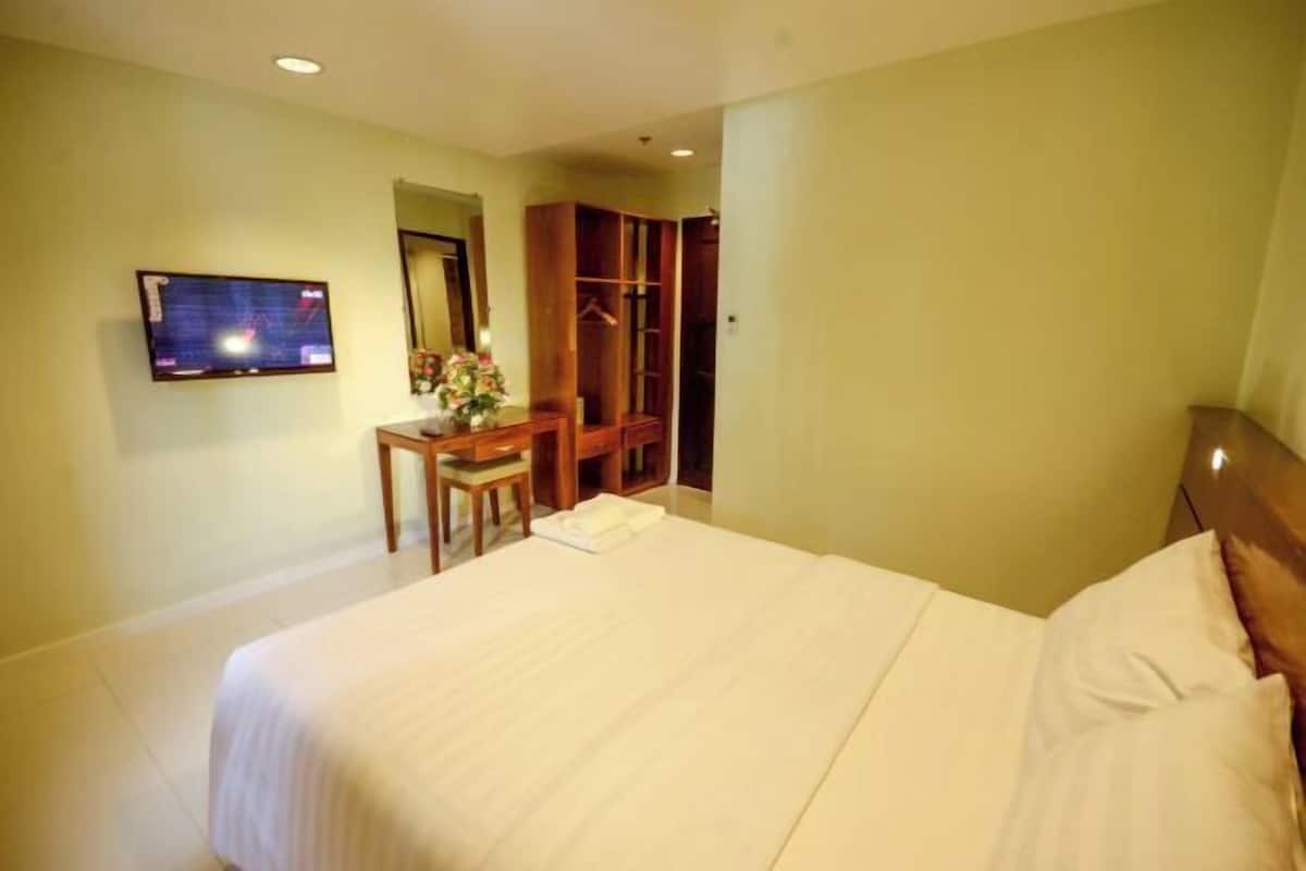 Iron/ironing board, rollaway beds, free WiFi, bed sheets