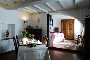 Daily full breakfast (EUR 12 per person)