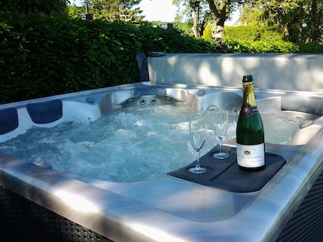 Outdoor spa tub. La Buissonnière