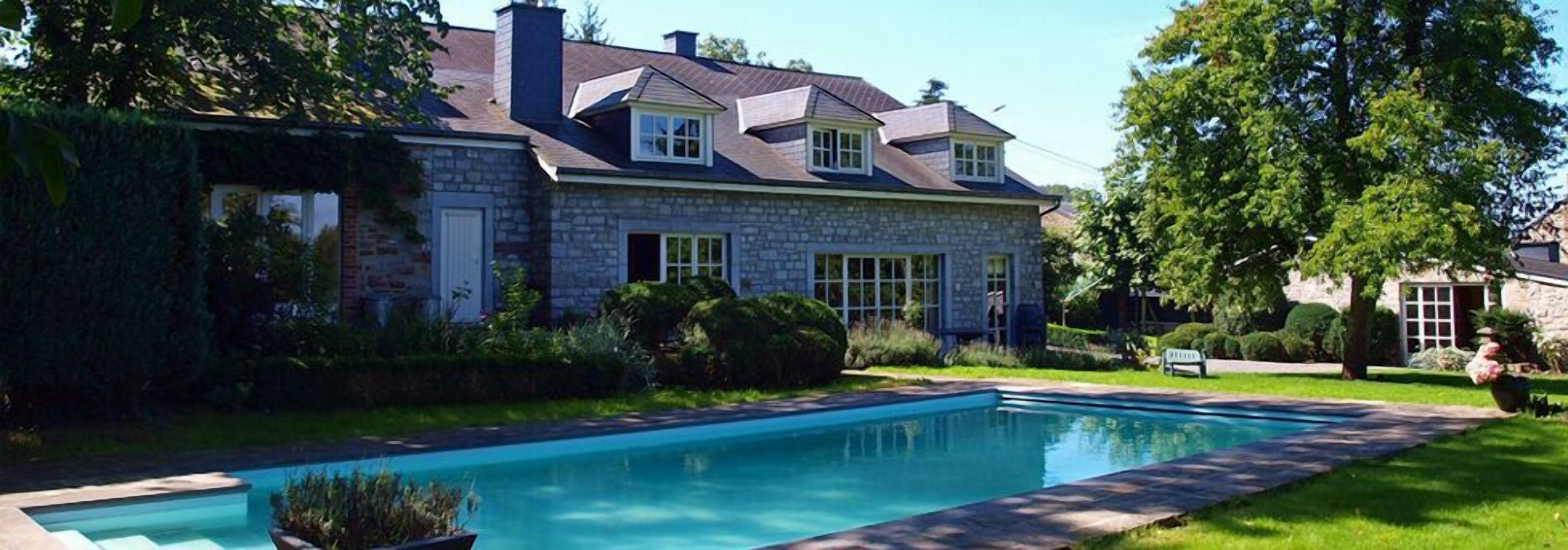 Piscine extérieure, chaises longues