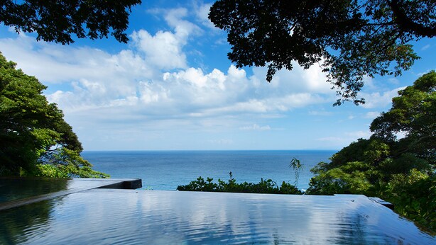 An infinity pool with a clear view of the ocean and sky. - Kissho CAREN (Higashiizu)
