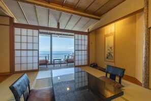 Japanese Style Room (10 Tatami Mats) Dinner : French Kaiseki cuisine | Living room | TV