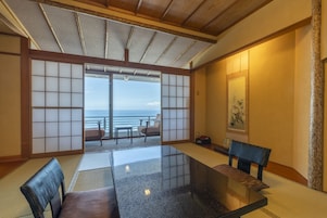 Japanese Style Room (10 Tatami Mats) Dinner : French Kaiseki cuisine | Living room