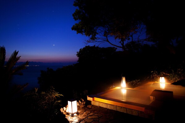 Outdoor spa tub