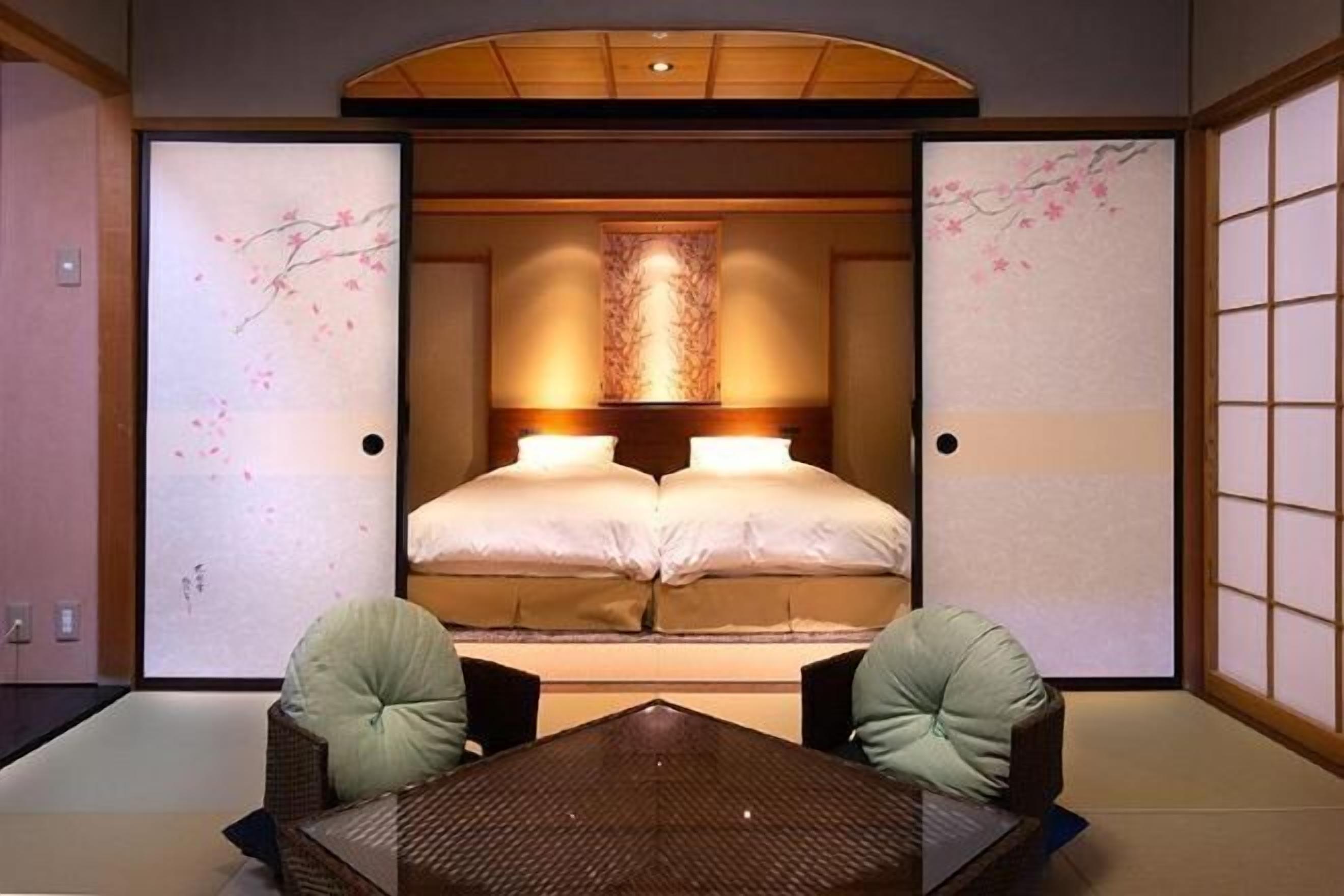 ミニバー、セーフティボックス (室内)、遮光カーテン、WiFi (無料)