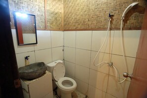 Standard Room | Bathroom | Rainfall showerhead, hair dryer - Dua Nina Homestay (Gili Trawangan)