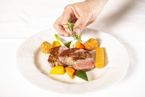 Frühstück, Mittagessen, Abendessen, lokale Küche 