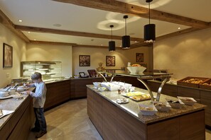 Free daily buffet breakfast - Kinder- & Gletscherhotel Hintertuxerhof (Tux)
