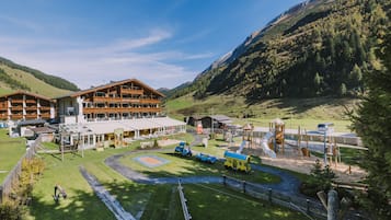 Zona de juegos infantil al aire libre