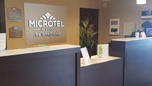 Un área de recepción con un letrero que dice 'MICROTEL INN & SUITES BY WYNDHAM'.