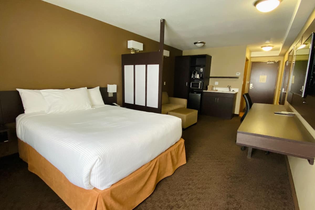 suite, 1 bedroom, non smoking | premium bedding, pillow-top beds, desk, blackout curtains