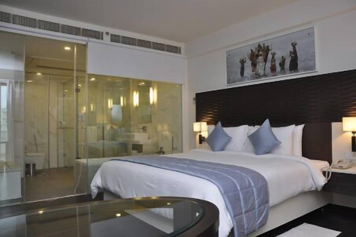 Minibar, in-room safe, desk, iron/ironing board