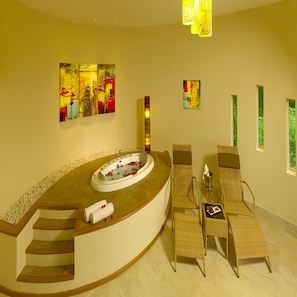 Prive Suite | Deep-soaking bathtub