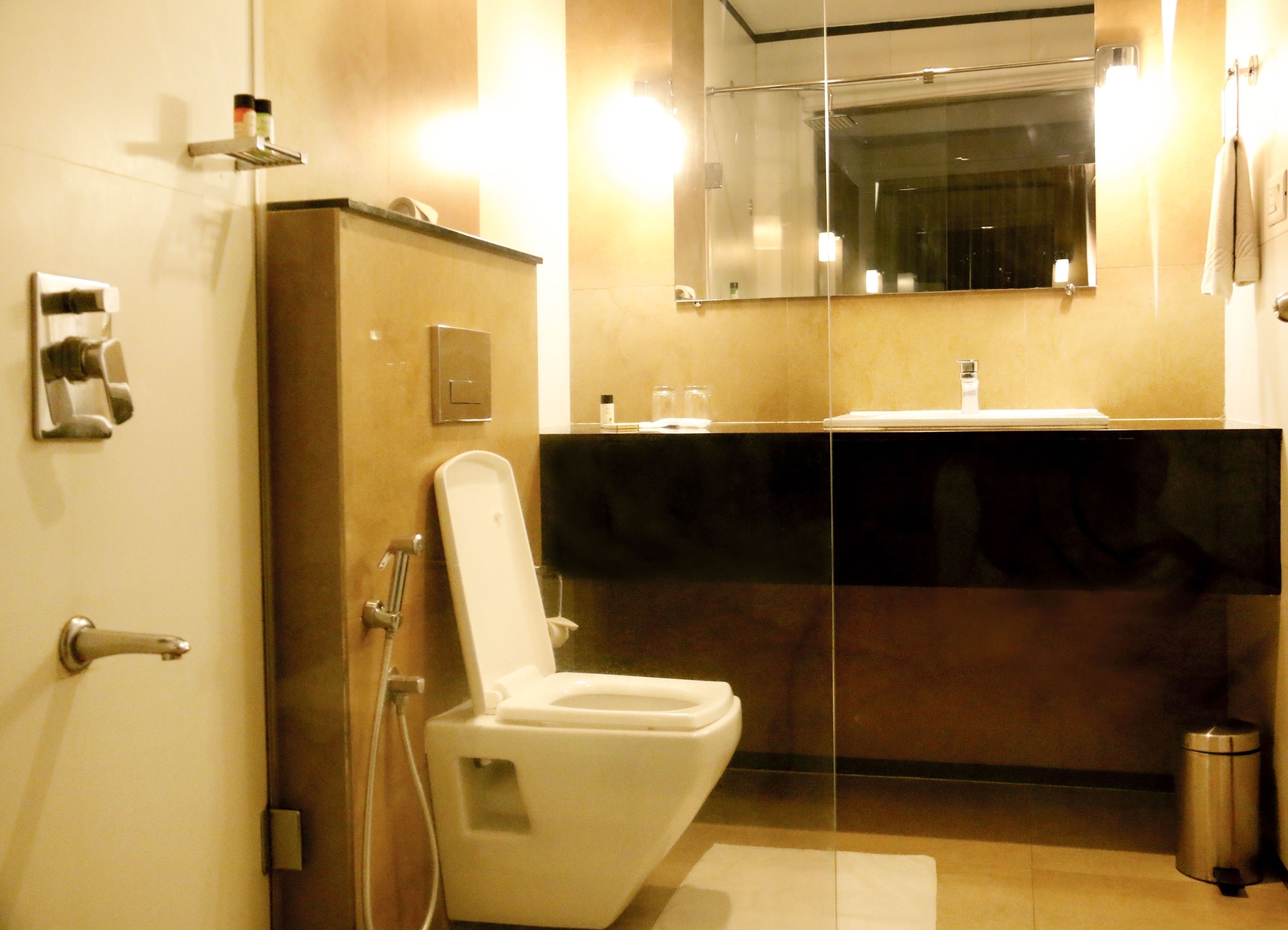 Un baño moderno con inodoro, bidé y lavamanos.