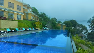 Piscina externa, espreguiçadeiras
