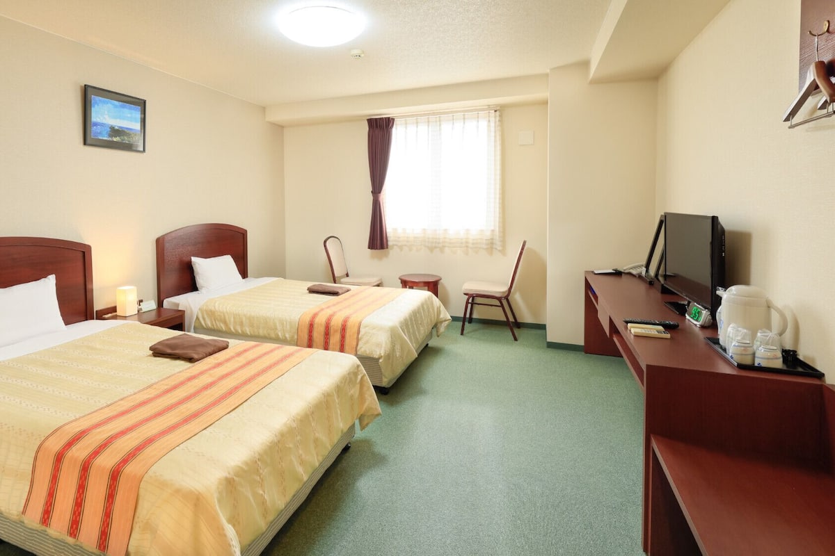 WiFi (free), bed sheets