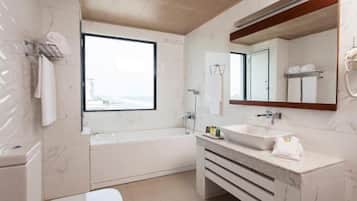 Suite Junior | Bagno | Doccia, set di cortesia gratuito, asciugacapelli, bidet