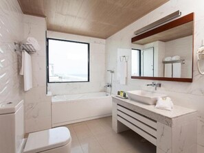 Junior suite | Badkamer | Een douche, gratis toiletartikelen, een haardroger, een bidet