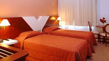 Triple Room | Minibar, in-room safe, free cribs/infant beds, free WiFi