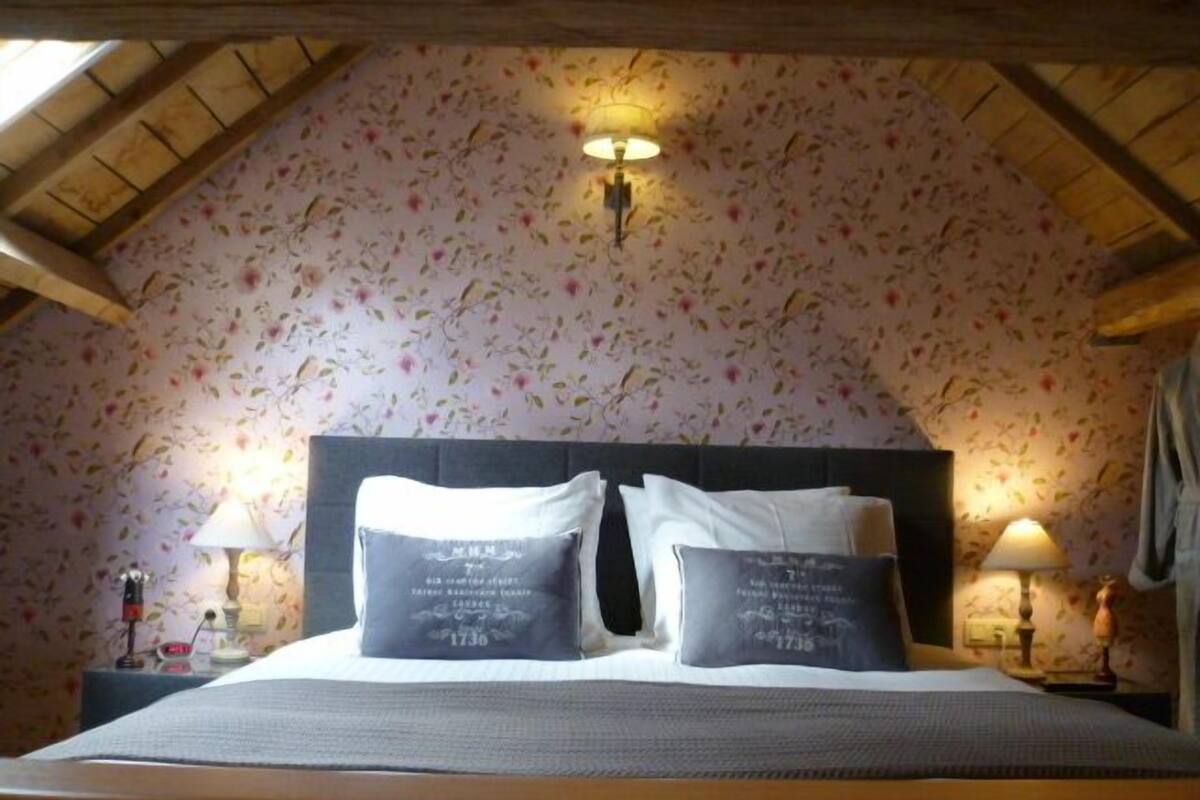 8 bedrooms, premium bedding, minibar, in-room safe