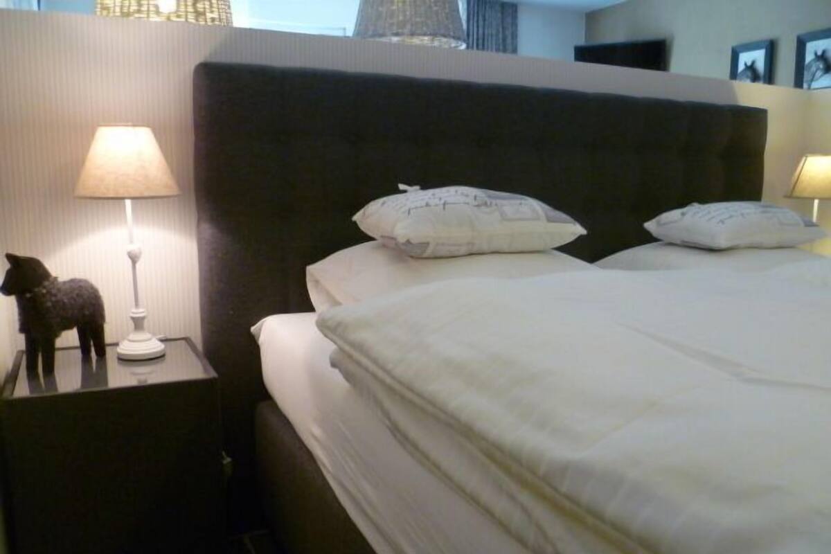 8 bedrooms, premium bedding, minibar, in-room safe