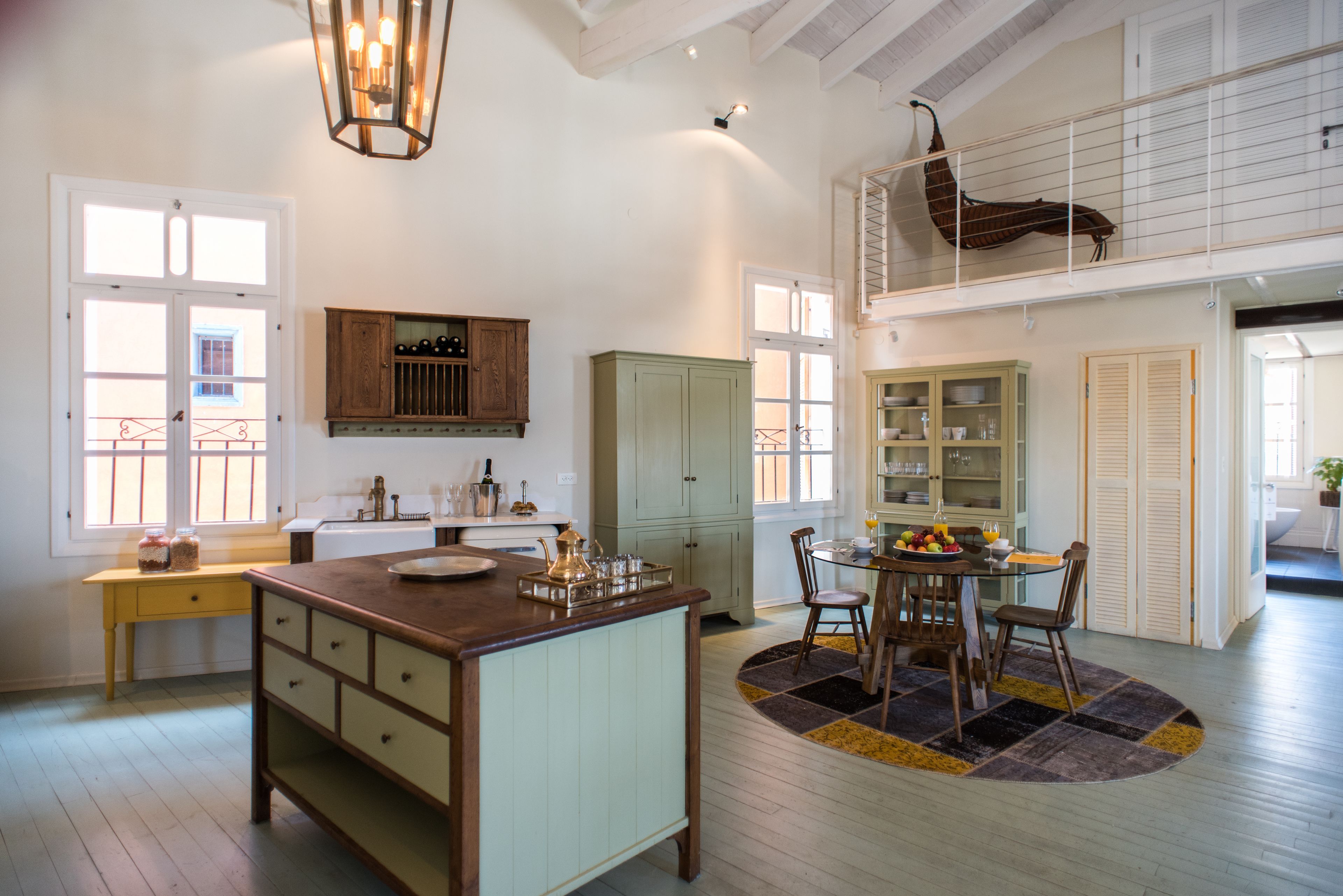 Loft exclusivo, 2 habitaciones, cocina, vistas a la ciudad | Zona de estar | Una televisión