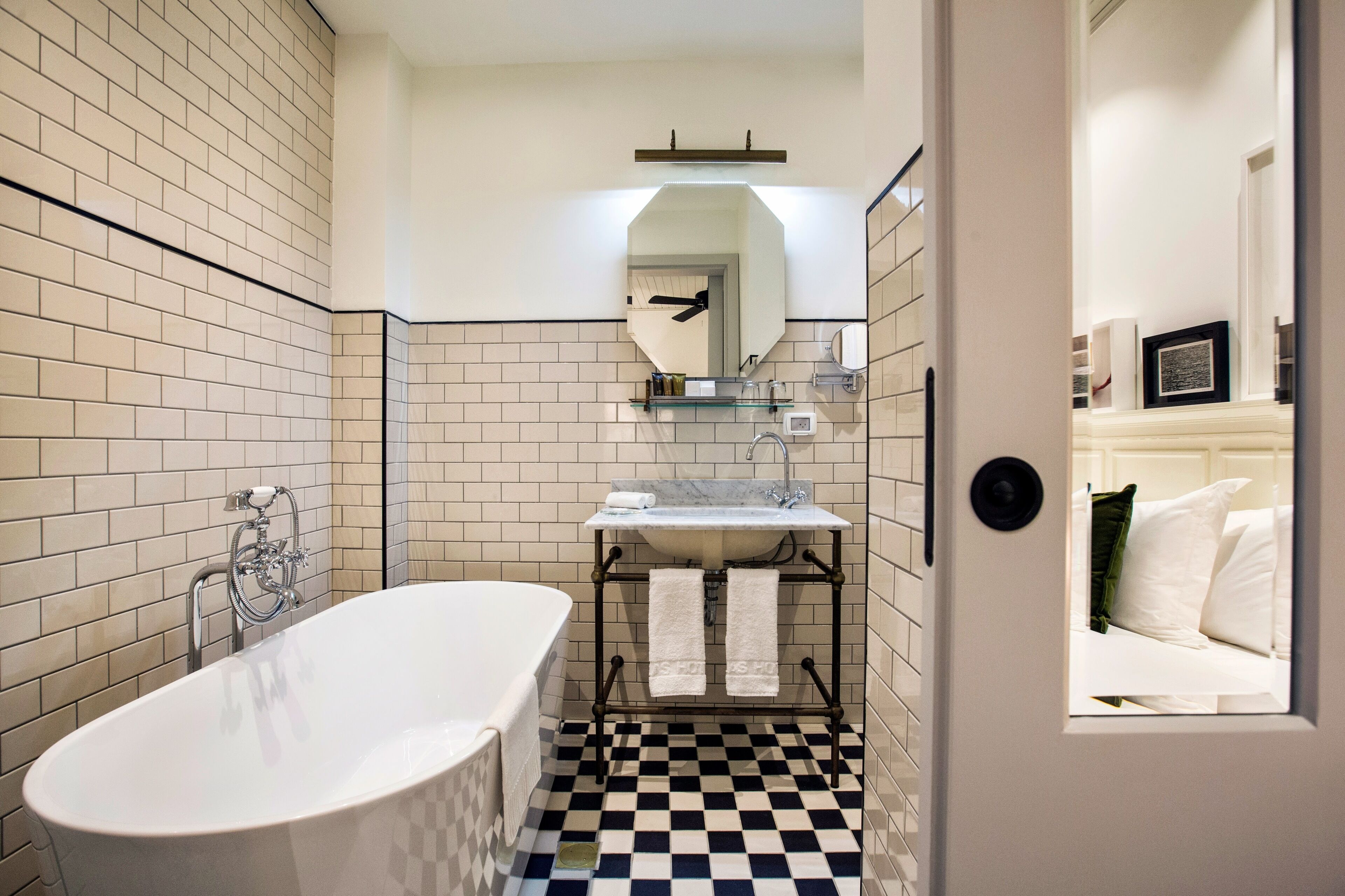 superior room | bathroom | combined shower/bathtub, free toiletries, hair dryer, towels