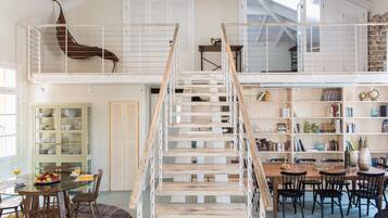 Exclusieve loft, 2 slaapkamers, keuken, uitzicht op stad | Een kluis op de kamer, gratis wifi, beddengoed