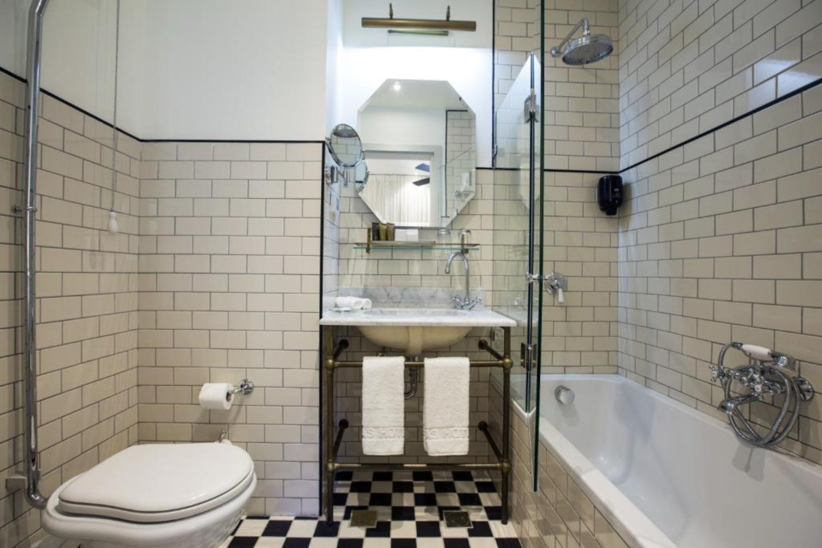 superior room | bathroom | combined shower/bathtub, free toiletries, hair dryer, towels