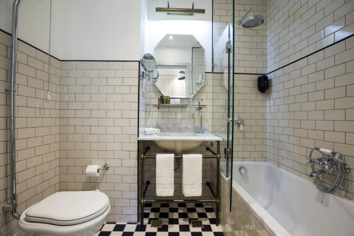 superior room | bathroom | combined shower/bathtub, free toiletries, hair dryer, towels