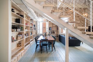 Loft exclusivo, 2 habitaciones, cocina, vistas a la ciudad | Servicio de comidas en la habitación