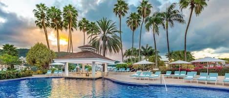 4 outdoor pools, pool loungers, lifeguards on site