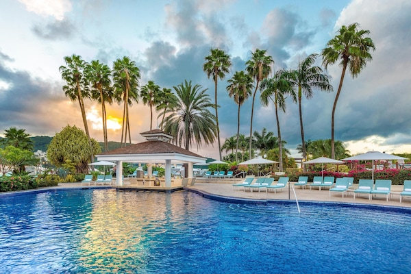 4 outdoor pools, pool loungers, lifeguards on site