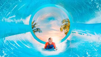 4 室外游泳池,日光浴躺椅,现场救生员