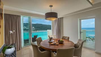 Superior Two Bedroom Presidential Suite Ocean View - Kids & Teens Free | Woonruimte | Een smart-tv, een iPod-dock en een tafeltennistafel