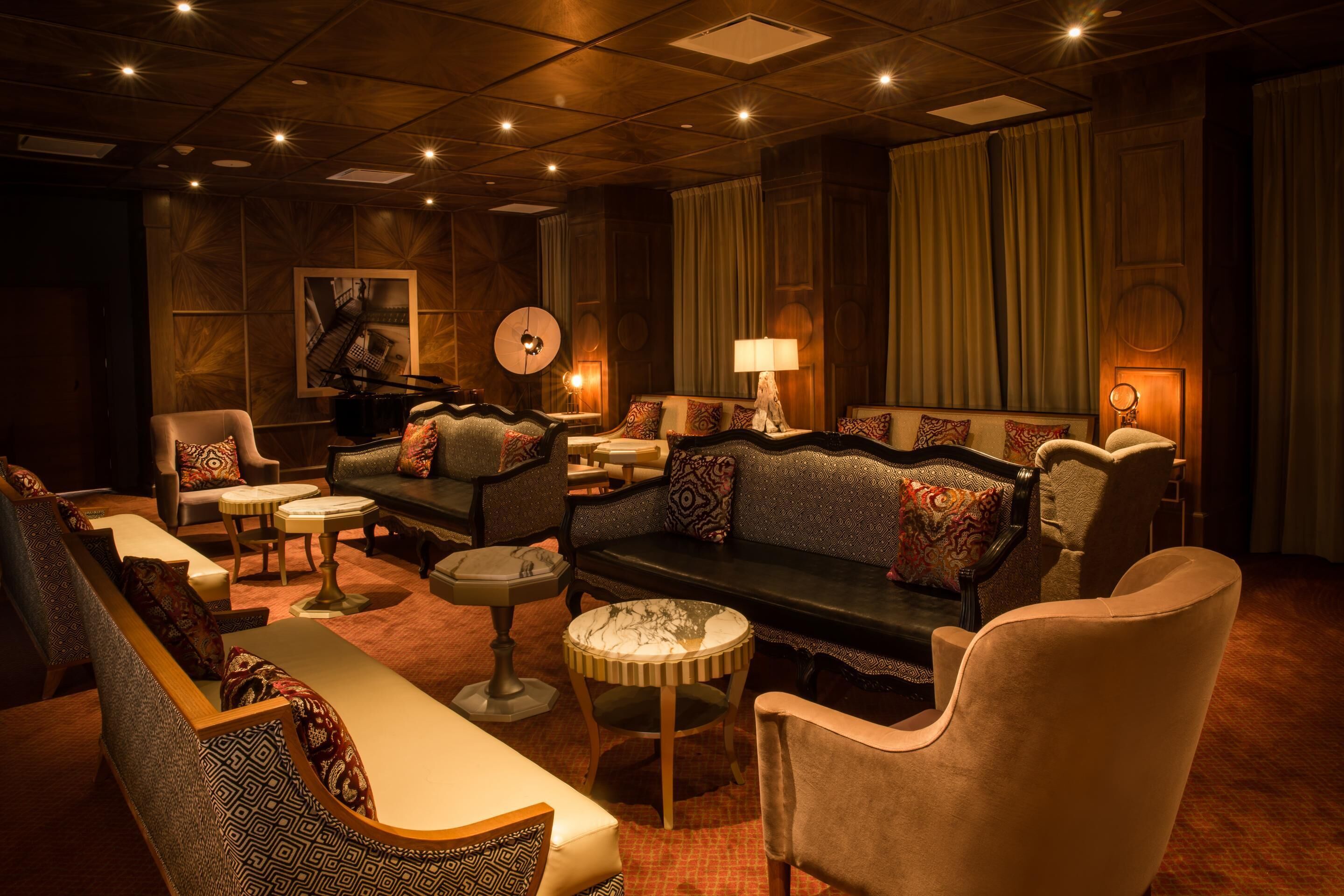 Un espace salon confortable avec des canapés, des fauteuils et une table basse.