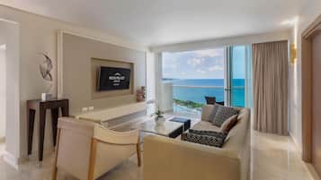 Superior Two Bedroom Presidential Suite Ocean View - Kids & Teens Free | 起居区 | 智能电视、iPod 基座、乒乓球