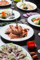 Diversos platos con mariscos y verduras.
