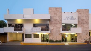 A hotel named "Hotel La Riviera" with a sign for "Restaurante Los Faroles" on the ground floor. - Hotel La Riviera (Culiacán)