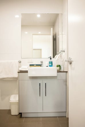 Free toiletries, hair dryer, towels, soap - Baileys Serviced Apartments (East Perth)