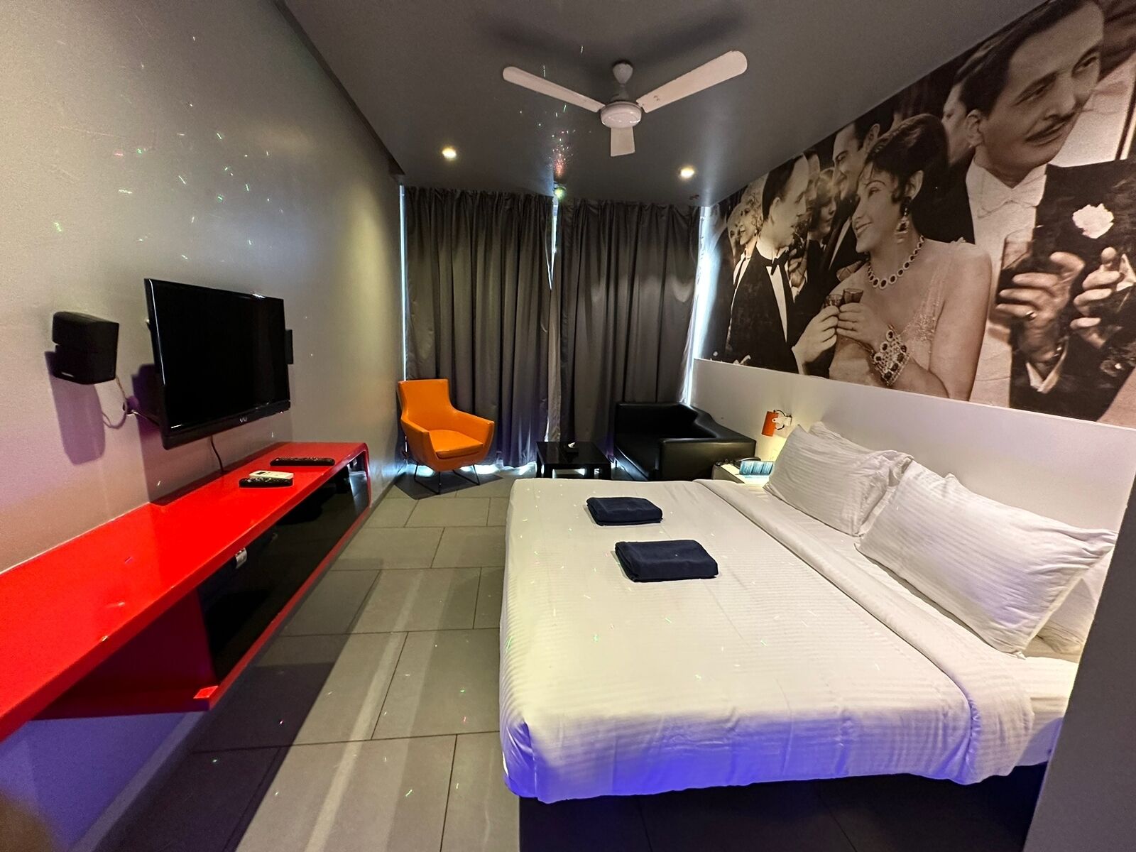 SinQ - The Party Hotel