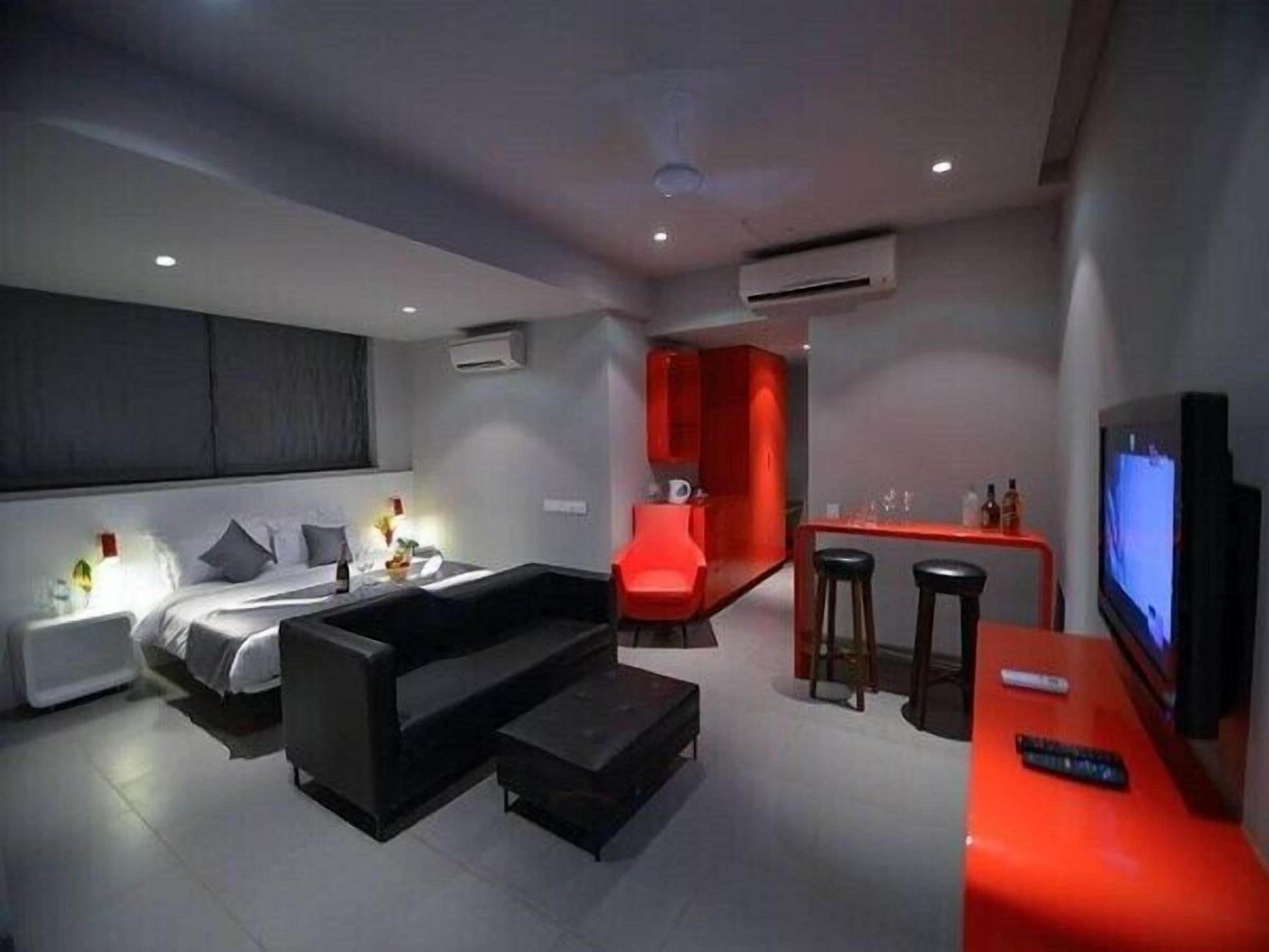 suite | premium bedding, minibar, in-room safe, free wifi