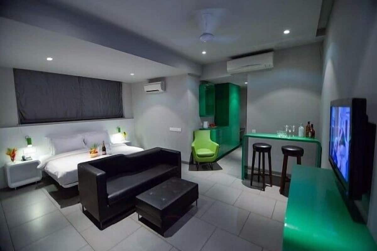 suite | premium bedding, minibar, in-room safe, free wifi