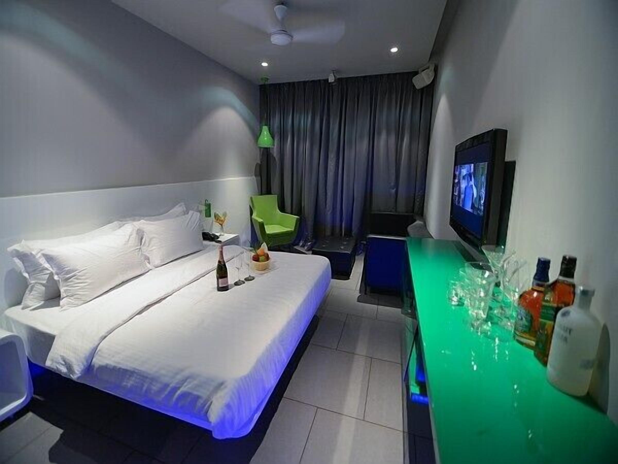 standard room | premium bedding, minibar, in-room safe, free wifi