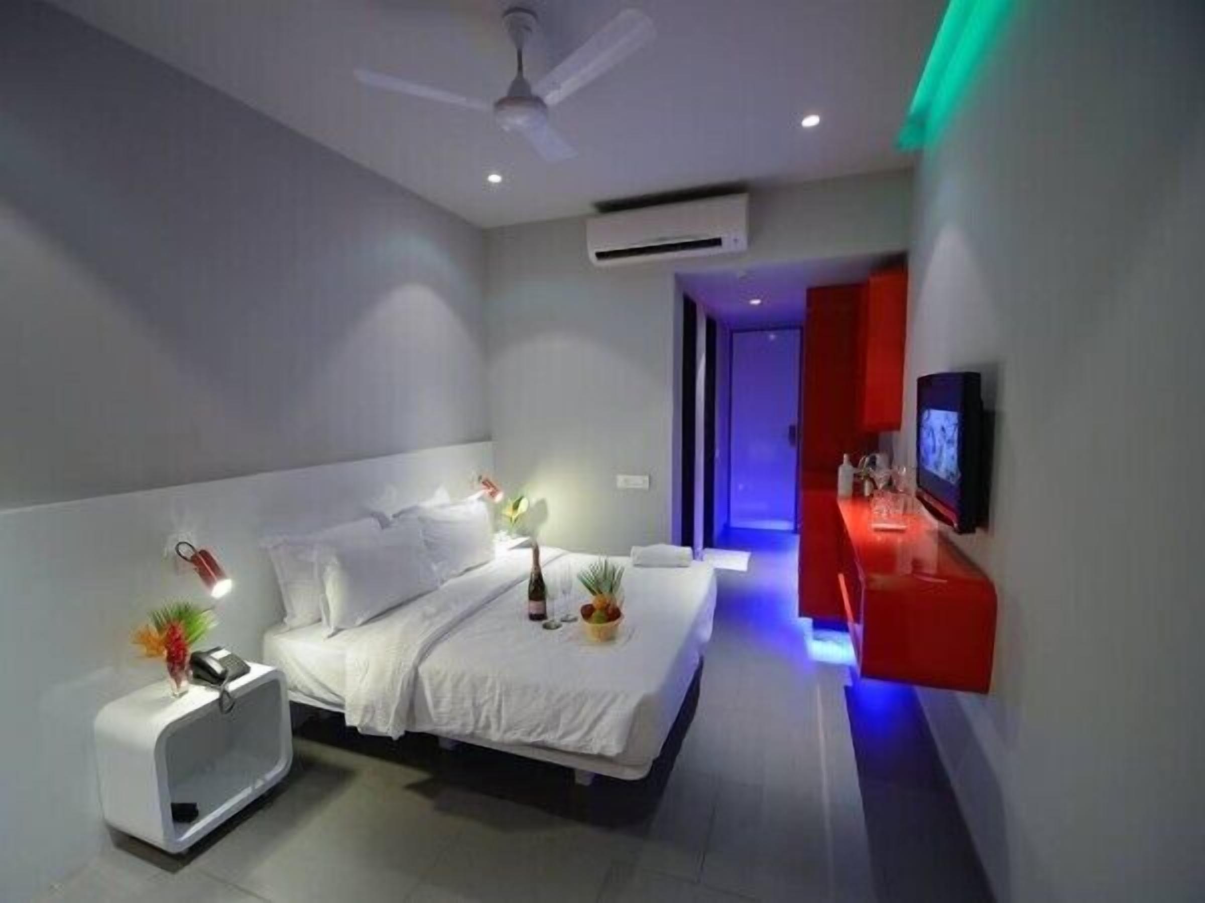 standard room | premium bedding, minibar, in-room safe, free wifi